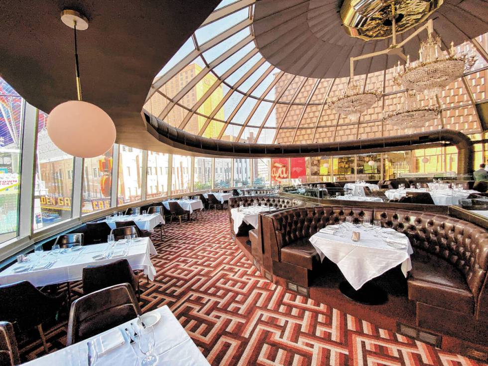 Oscar's Steakhouse, di Plaza Casino di pusat kota Las Vegas, memamerkan ruang makannya yang telah direnovasi…