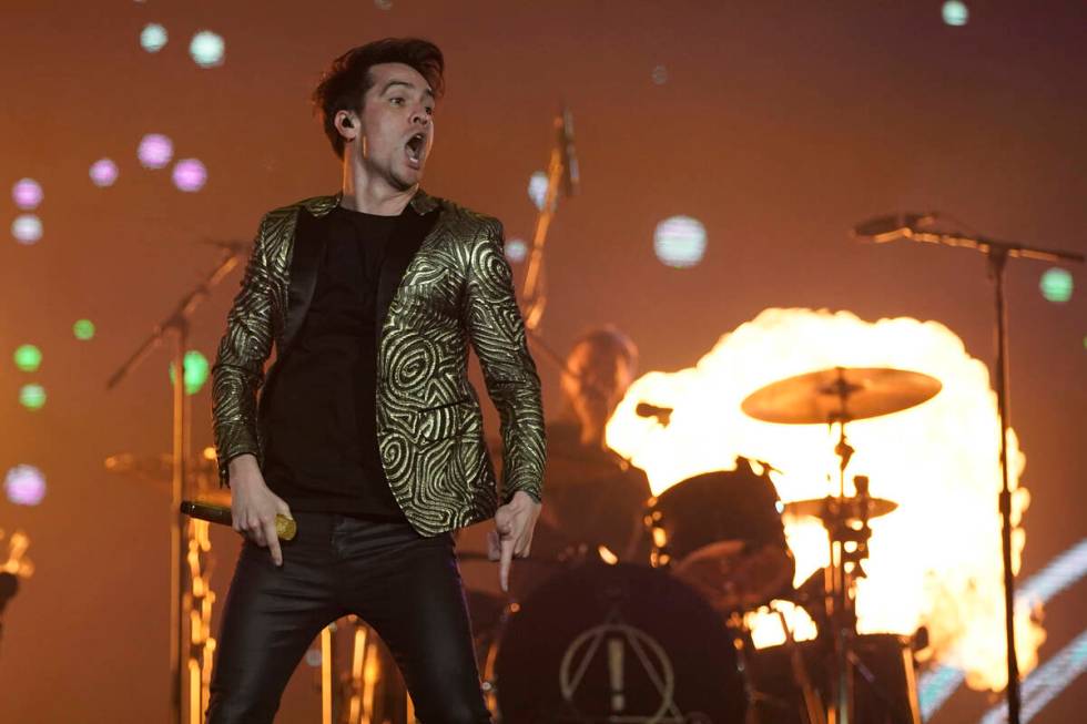 Brendon Urie dari Panik!  at the Disco tampil di festival musik Rock in Rio di Rio de ...