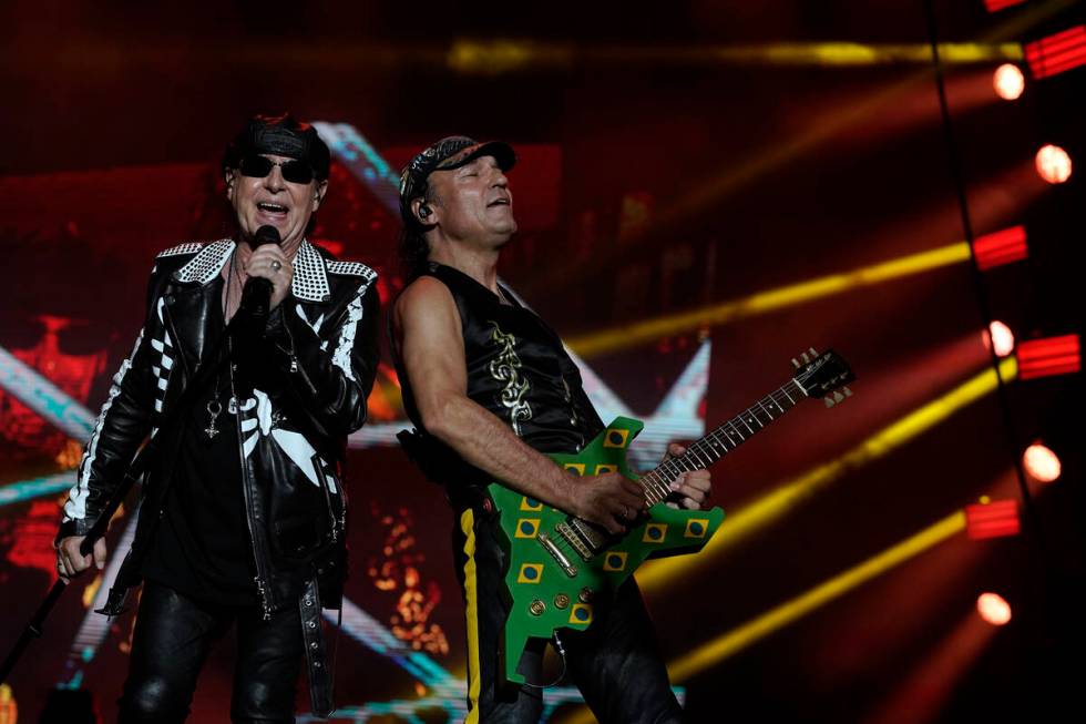 Klaus Meine, kiri, dan gitaris Matthias Jabs dari band Scorpions tampil di Rock in...