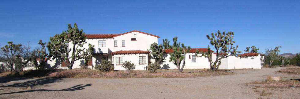 Walking Box Ranch yang bersejarah adalah rumah peternakan bergaya Spanyol seluas 5.060 kaki persegi, yang ...