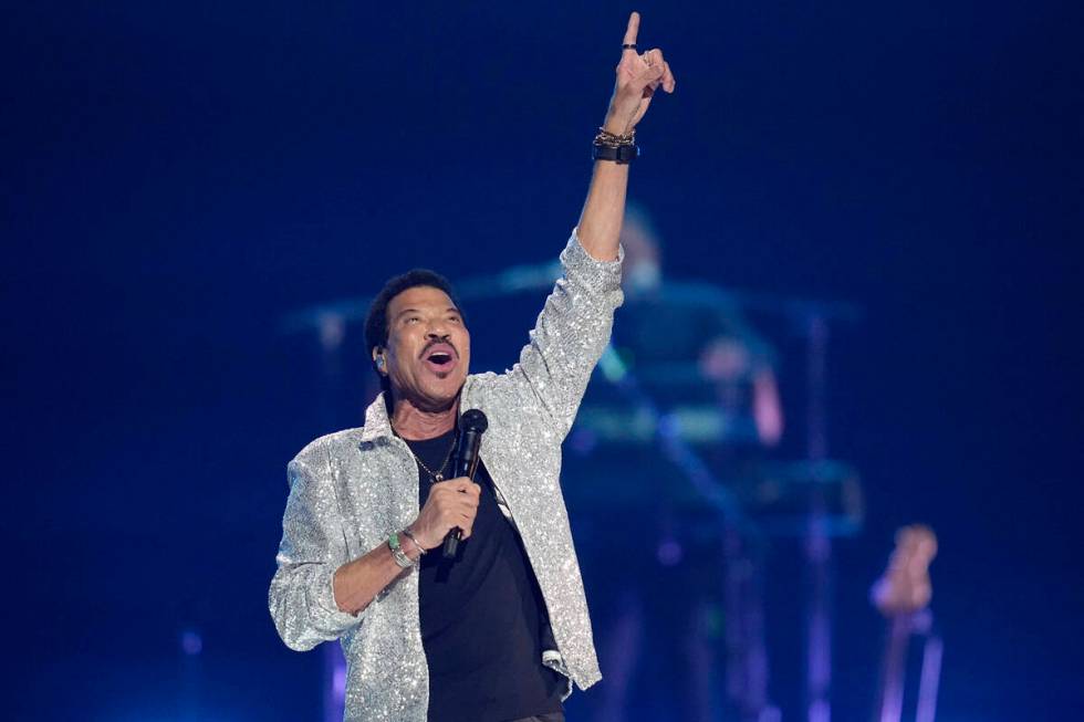 Lionel Richie tampil pada malam pertama Festival Musik iHeartRadio 2022, Jumat, ...