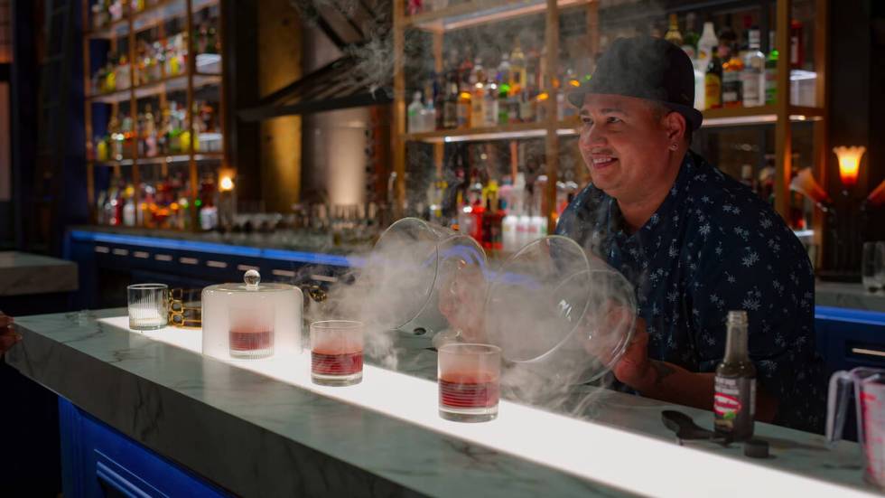 BEVERAGE MASTER.  Alex Velez in DRINK MASTERS.  Kr. Courtesy of Netflix © 2022