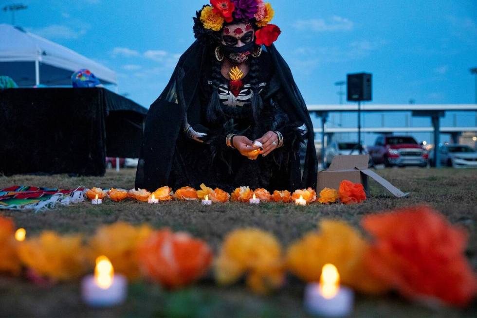 Ingrid ollintzihuatl Moctezuma menyalakan lilin di acara Day of the Dead untuk menghormati orang…