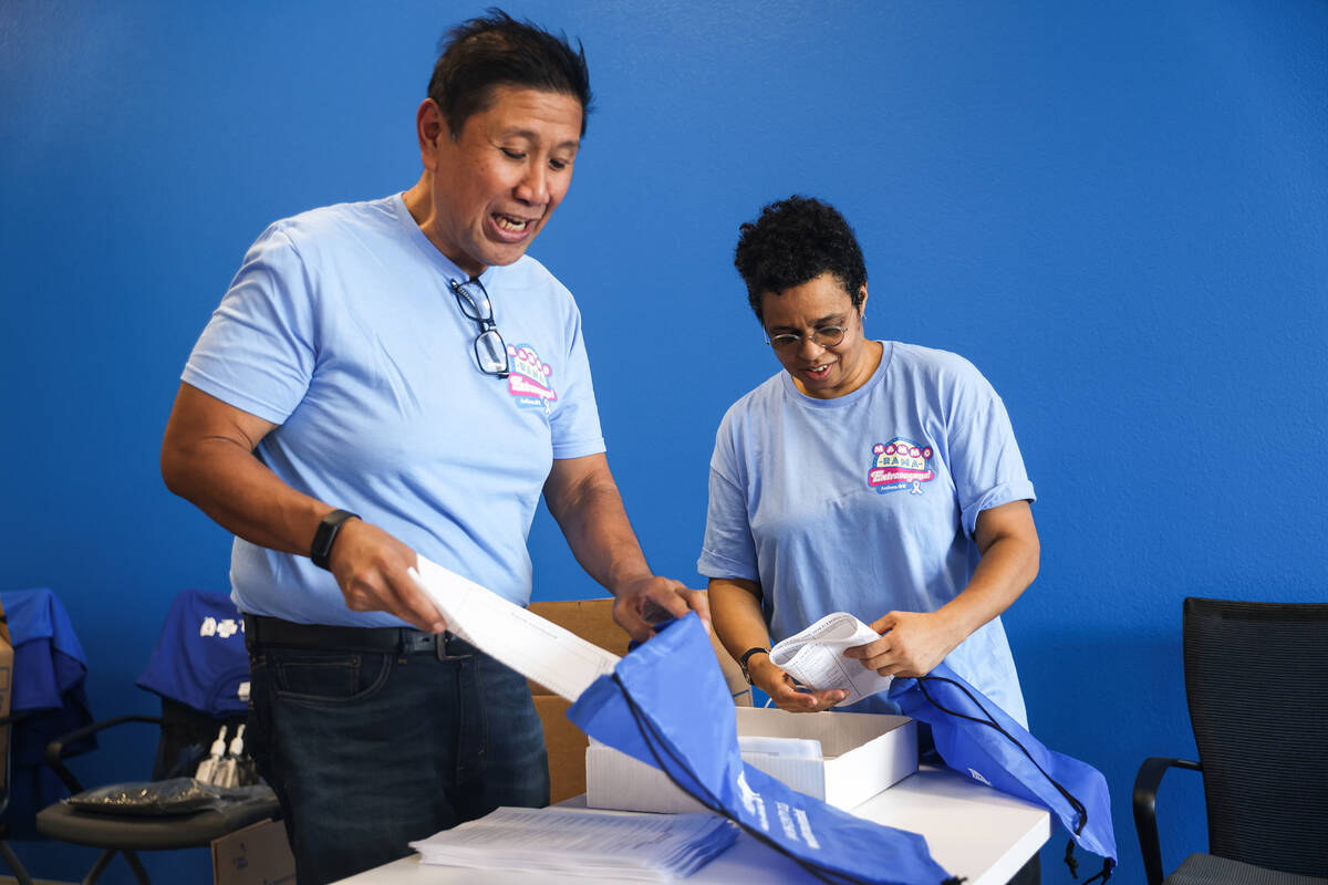 Dominic Gaon, senior contract manager with Anthem Nevada Medicaid, left, packs bags with Dr. Li ...