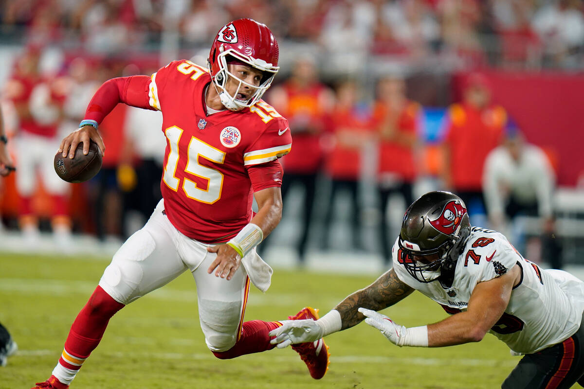 Kansas City Chiefs quarterback Patrick Mahomes (15) scrambles against Tampa Bay Buccaneers offe ...