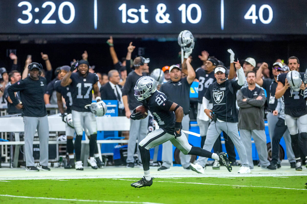 Amik Robertson dari Raiders mencetak TD defensif dalam kemenangan atas Broncos