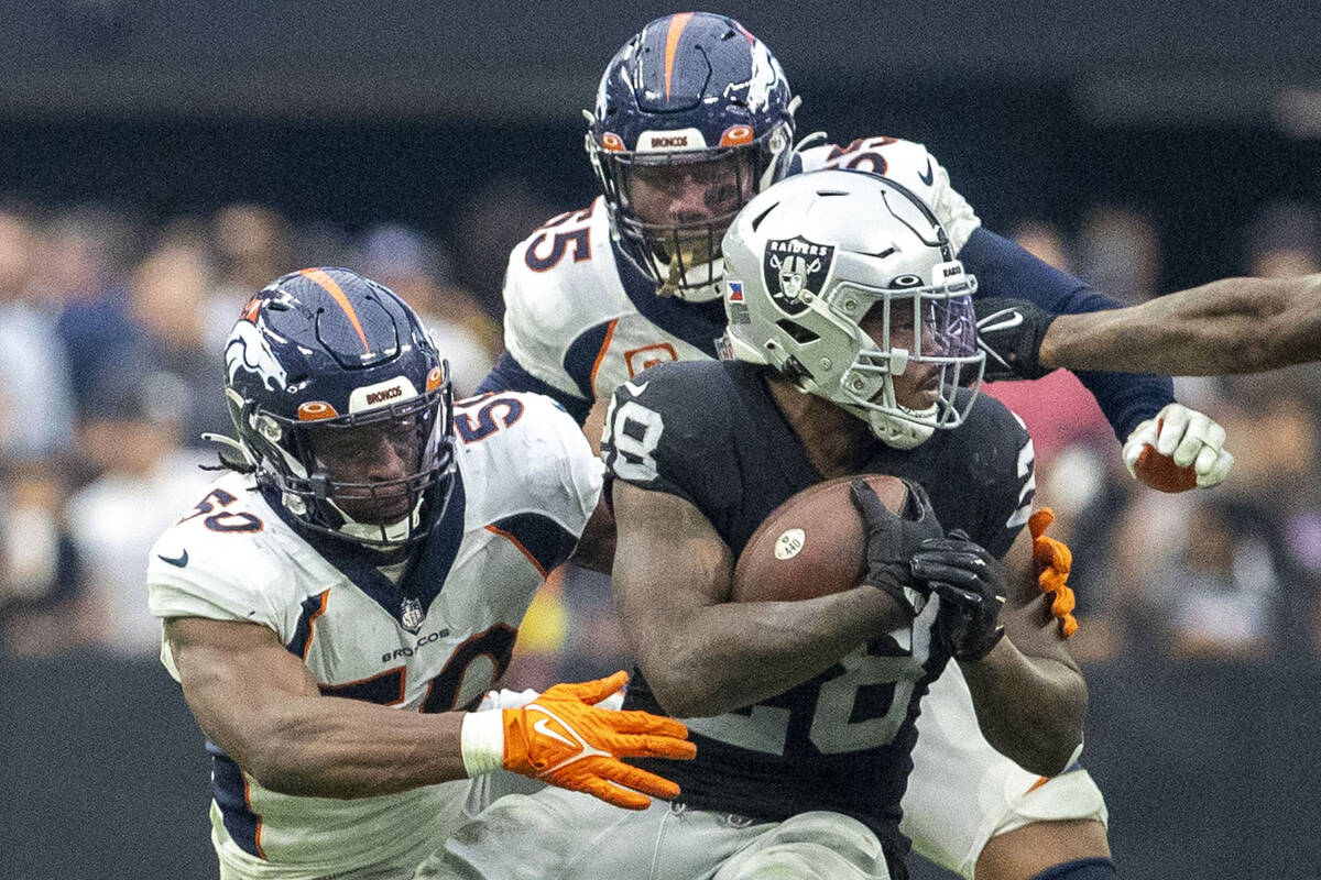 Pertahanan Denver Broncos melemah saat melawan Heavy Raiders