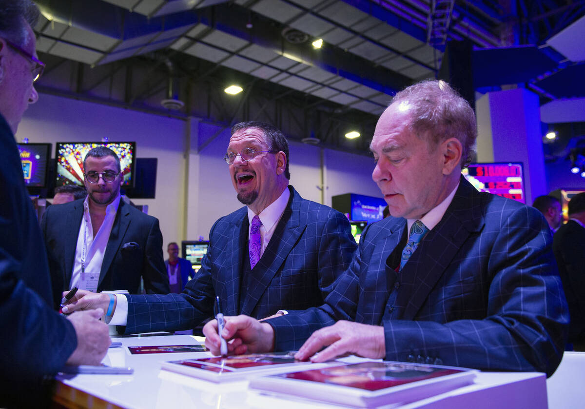 Penn and Teller sign autographs at the Everi booth at the 18th annual Global Gaming Expo at San ...