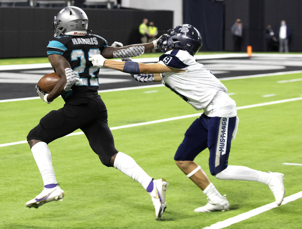 Silverado running back Caden Harris (22) runs to the endzone for a touchdown as Shadow Ridge fa ...