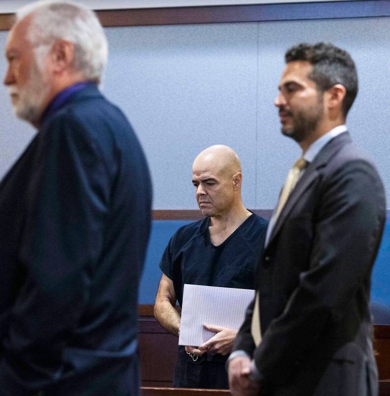 Outgoing Clark County Public Administrator Robert Telles, center, appears in court with Edward ...