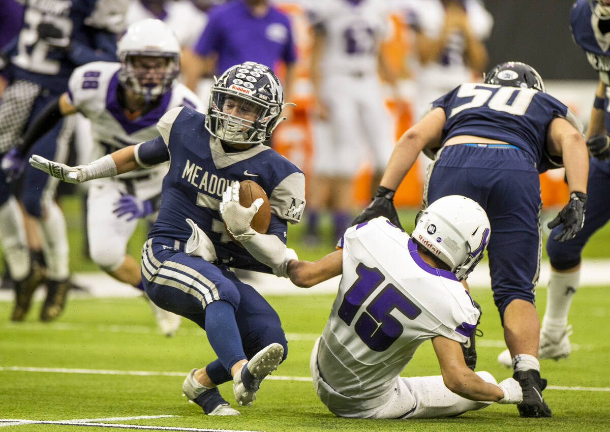 The Meadows running back Gage Rinetti (3) spins away from Yerington linebacker Luis Ramirez Mar ...