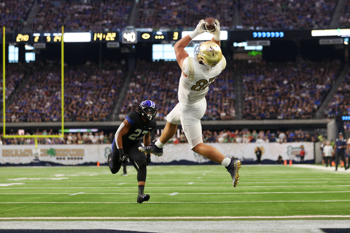 Notre Dame Fighting Irish tight end Michael Mayer (87) makes a touchdown catch during the first ...