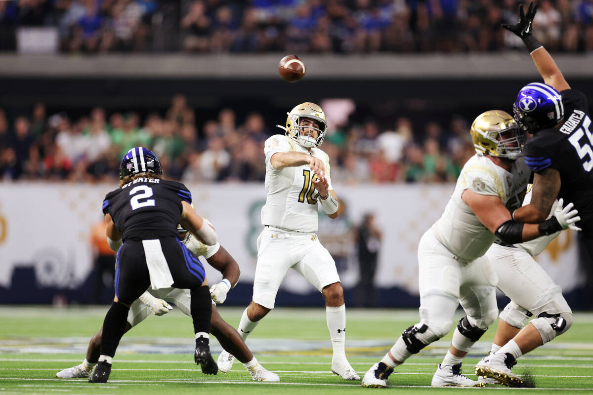 Notre Dame Fighting Irish quarterback Drew Pyne (10) throws the ball during the first half of a ...