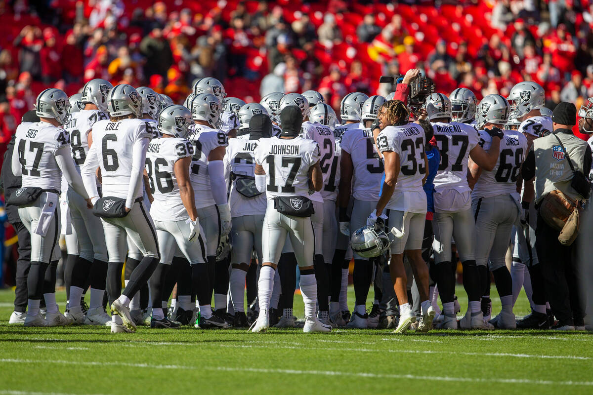 chiefs raiders game tonight