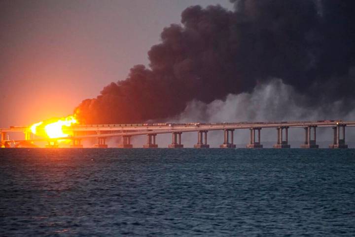 Ledakan bom di jembatan Krimea menghantam jalur suplai Rusia, kebanggaan