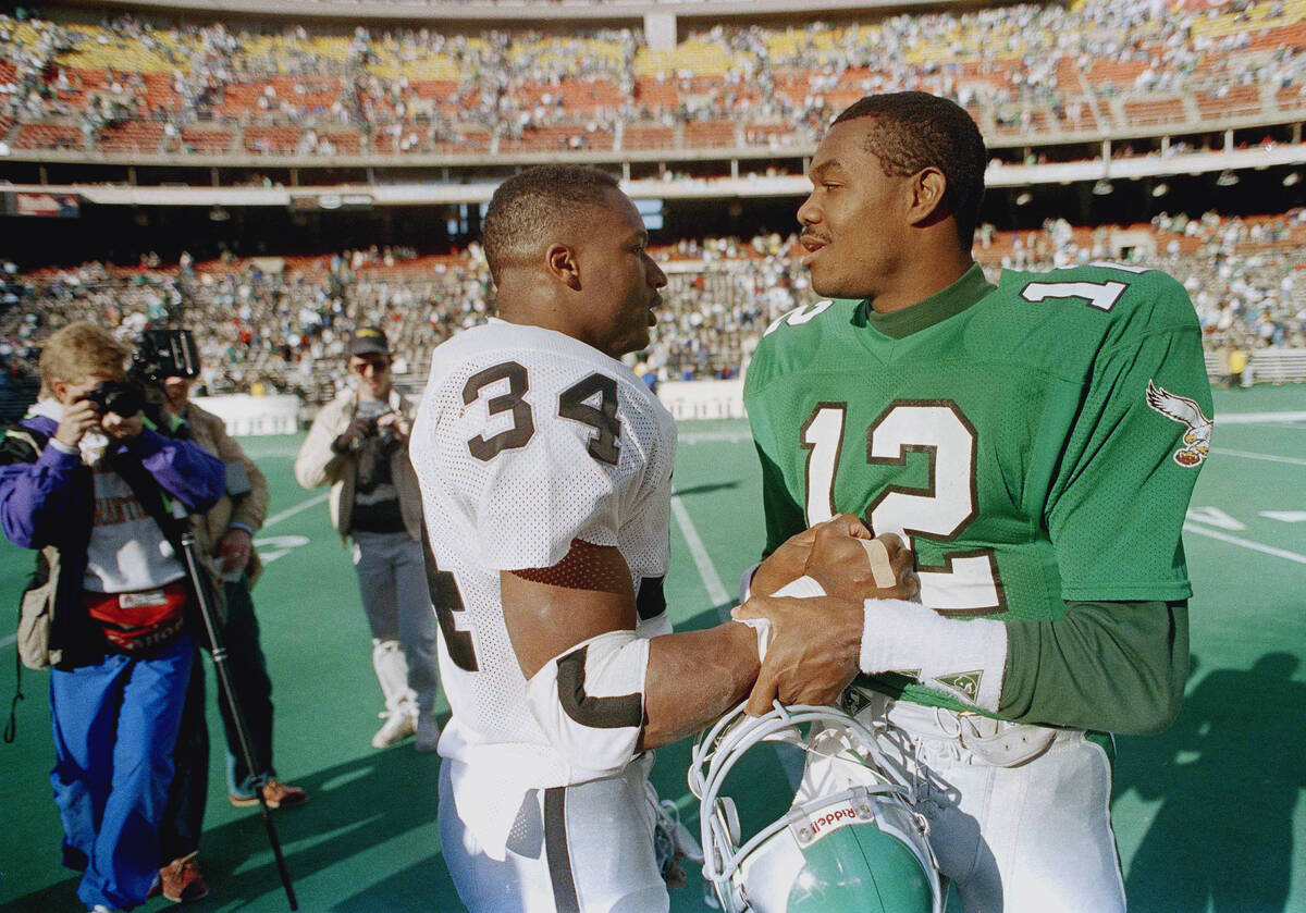 Oakland Raiders Bo Jackson, left, chats with Philadelphia Eagles quarterback Randall Cunningham ...