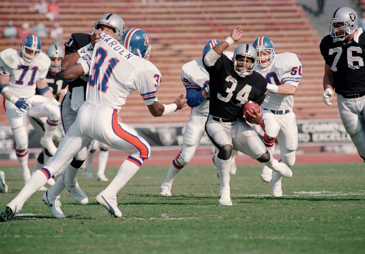 Los Angeles Raiders Bo Jackson is chased down by Ricky Hunley, left, and Jim Ryan of the Denver ...