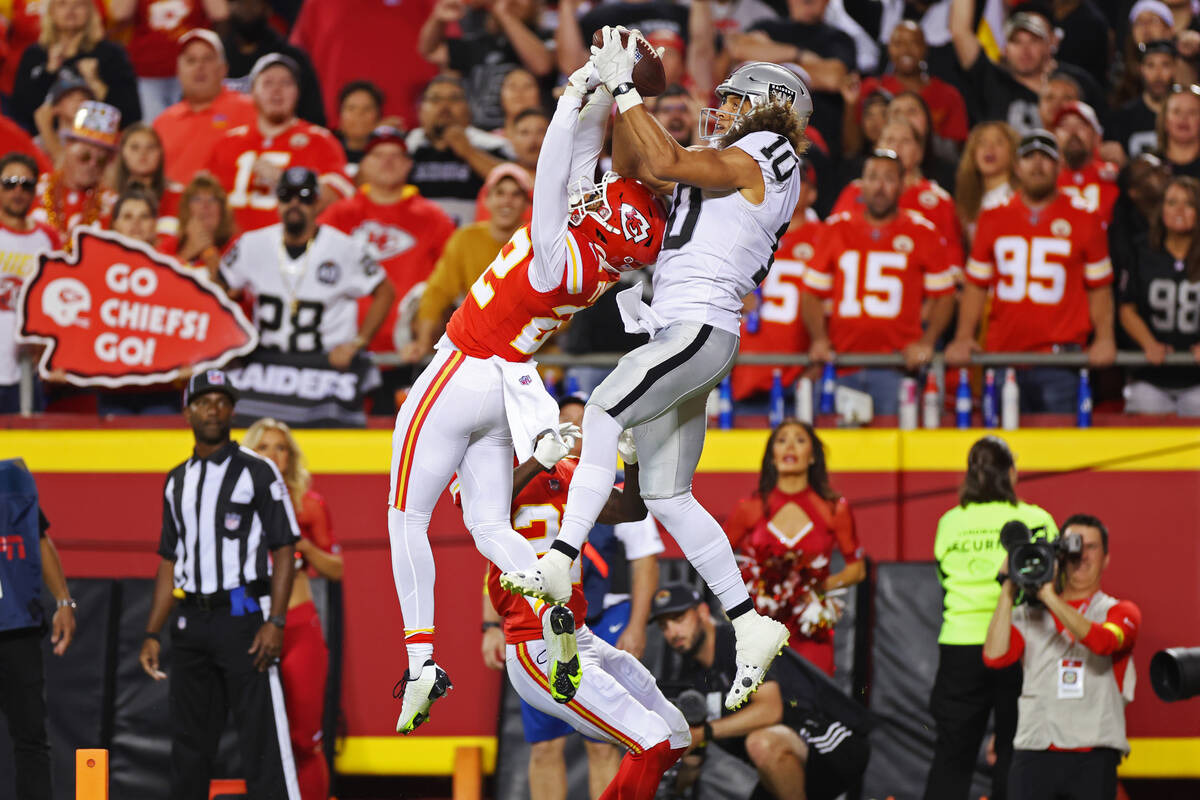 Kansas City Chiefs safety Juan Thornhill (22) defends a pass intended for Raiders wide receiver ...