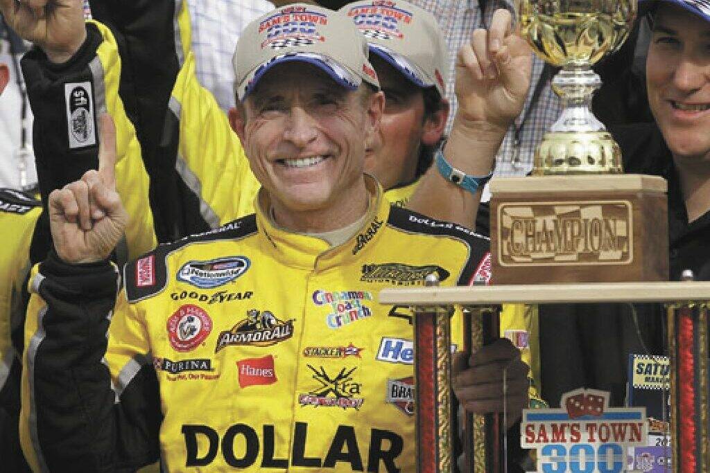 Mark Martin sebagai anggota pertama program LVMS Speedway Legends