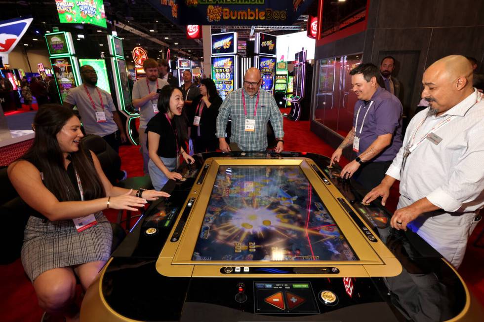 Peserta konvensi memainkan Ocean Phoenix di stan Gaming Arts di Global Gaming Expo (G2E) di T...