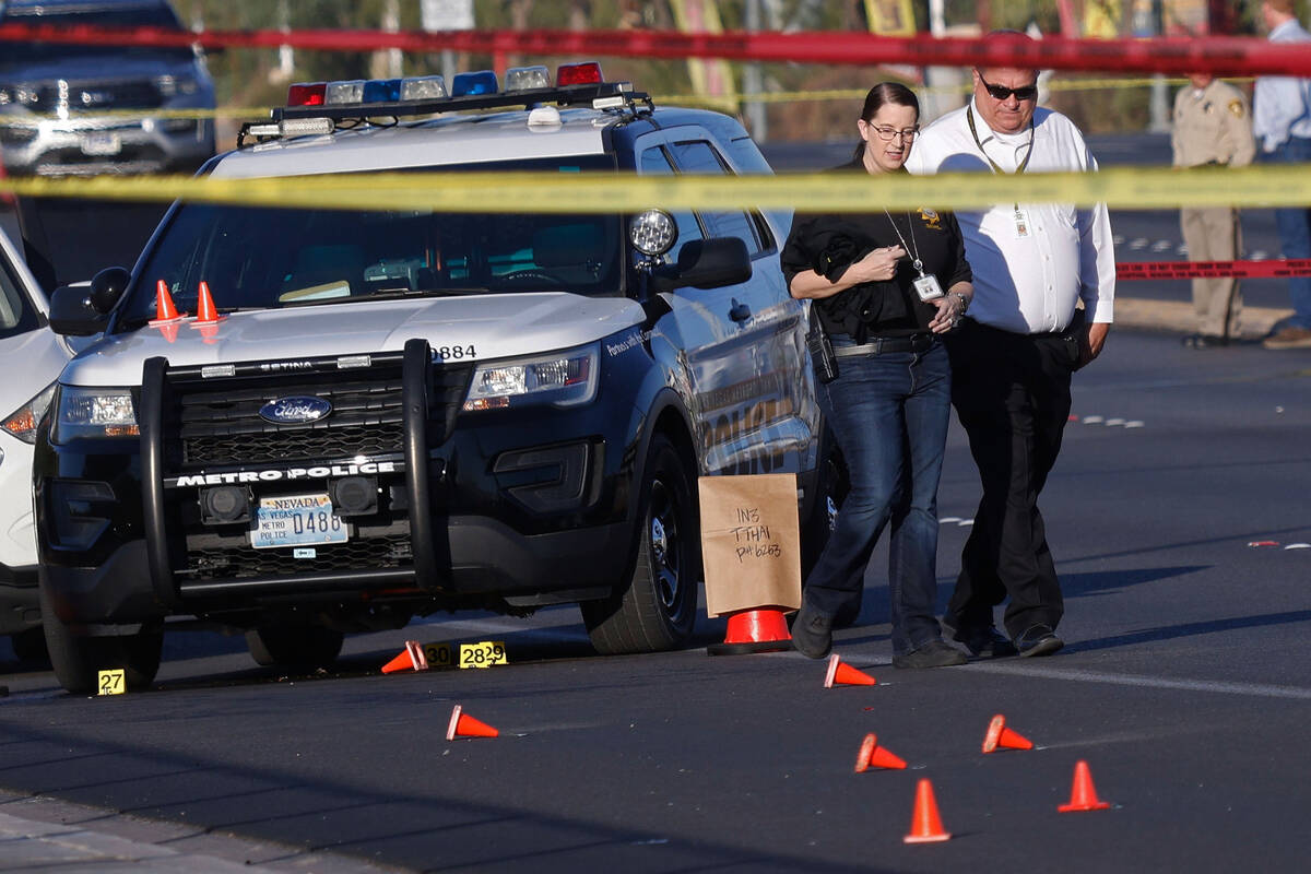 Las Vegas police investigate around 800 block of East Flamingo Road after a shooting, Thursday, ...