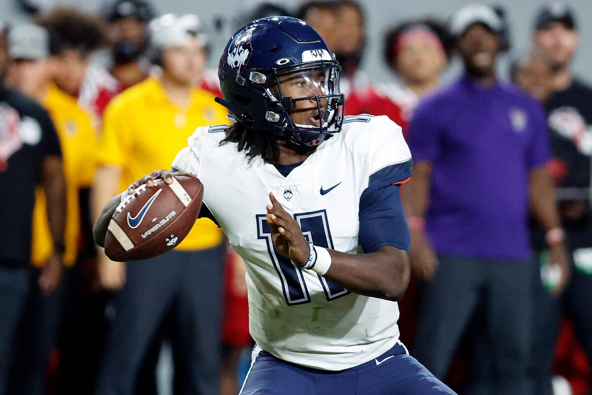 Taruhan sepak bola perguruan tinggi: UConn akan mencakup di Ball State