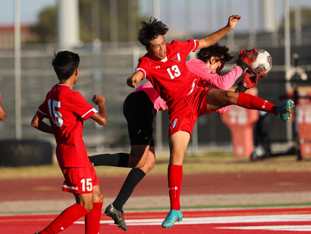 Desert Oasis goalkeeper Kenton Gelis, right, makes the save against Western's Ulises Godines (1 ...