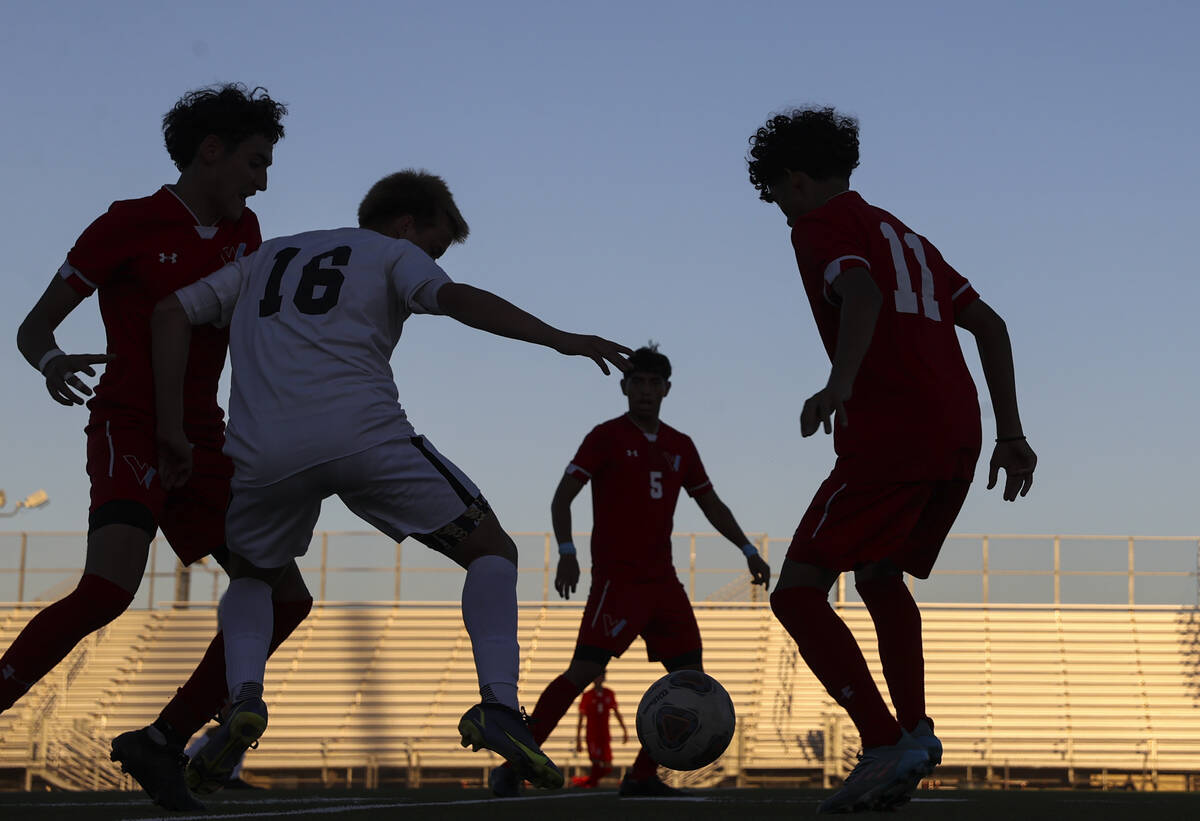 Desert Oasis' Samuel Feeney (16) and Western's Ruben Matute (11) battle for the ball during a s ...