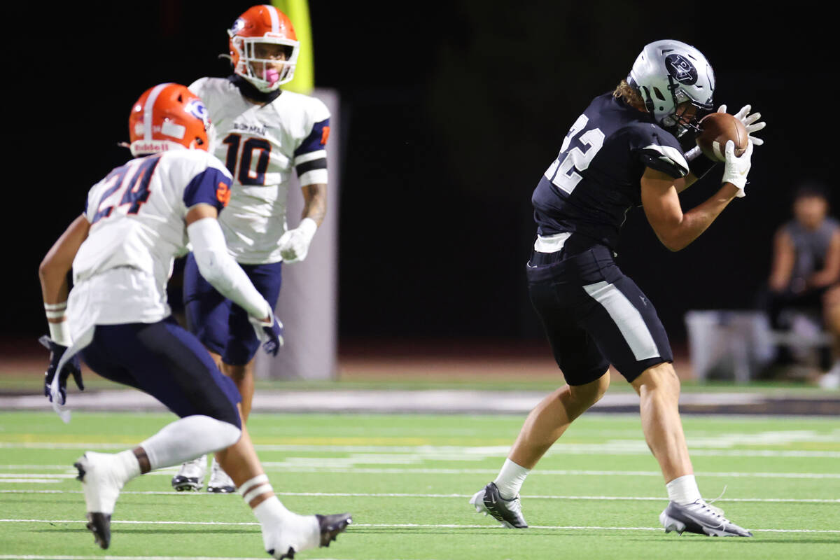 Palo Verde's Jacob Fields (22) makes a catch during the first half of a football game against B ...