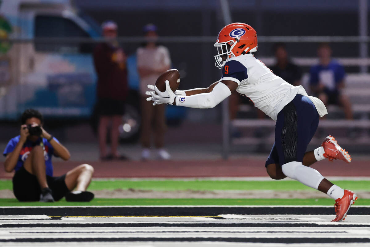 Bishop Gorman's Elija Lofton (9) makes a touchdown catch during the first half of a football ga ...