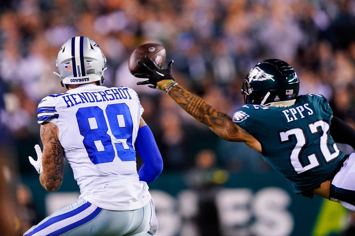 Philadelphia Eagles' Marcus Epps blocks a pass intended for Dallas Cowboys' Peyton Hendershot d ...