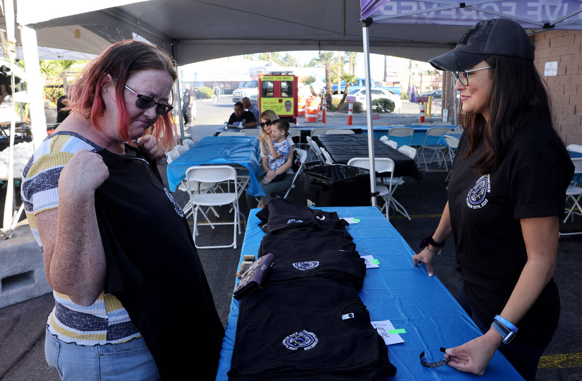 April Kelly of Las Vegas buys a T-shirt honoring fallen Las Vegas police officer Truong Thai fr ...