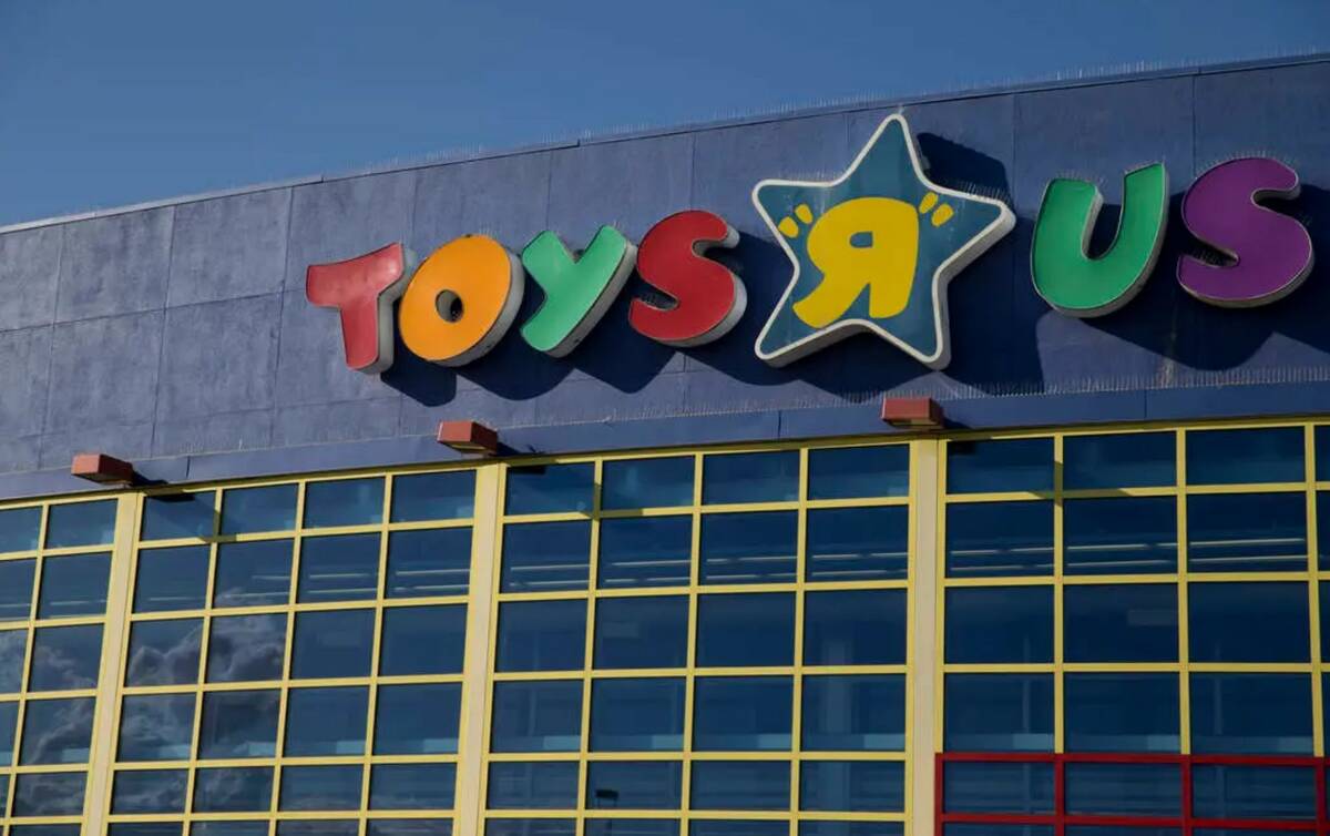 Toys R Us at 4550 Meadows Lane in Las Vegas in 2018. (Erik Verduzco/Las Vegas Review-Journal)