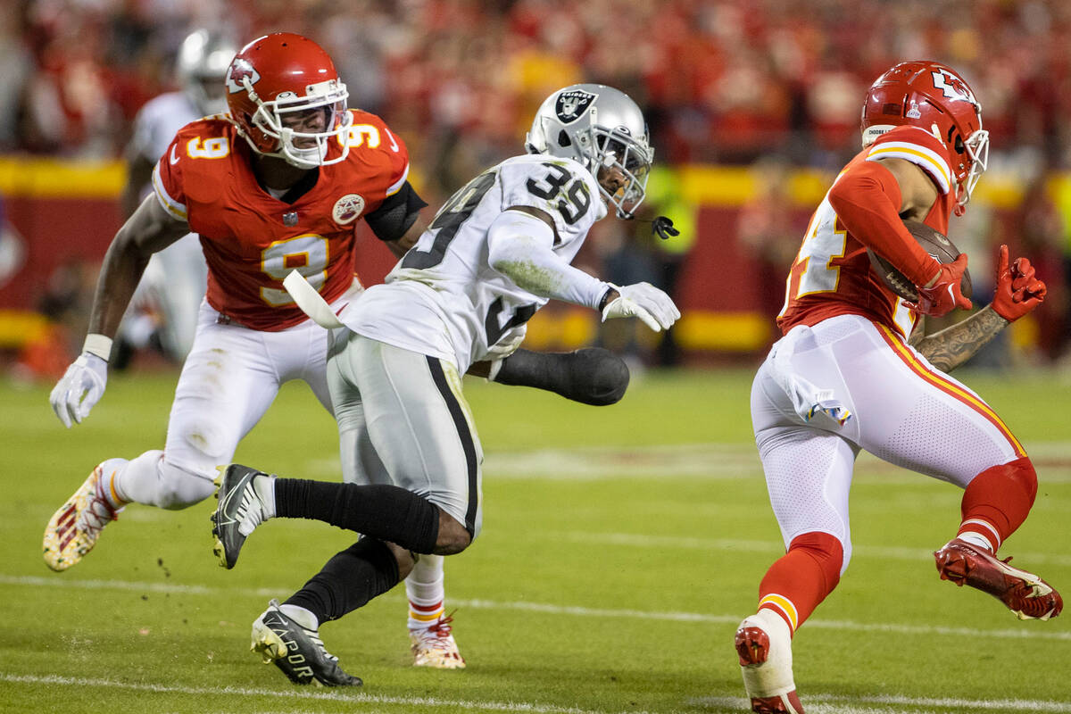 Raiders cornerback Nate Hobbs (39) pursues Kansas City Chiefs wide receiver Skyy Moore (24) wit ...