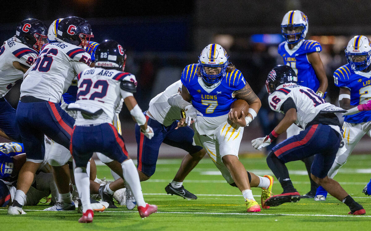 Sierra Vista FB Luke Solomon (7) looks to avoid a tackle by Coronado defenders on a run during ...