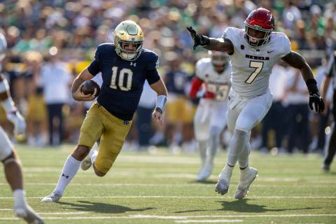 Notre Dame quarterback Drew Pyne (10) runs the ball toward the end zone during the second quart ...