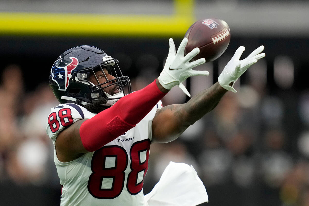 Houston Texans tight end Jordan Akins makes a catch during the first half of an NFL football ga ...