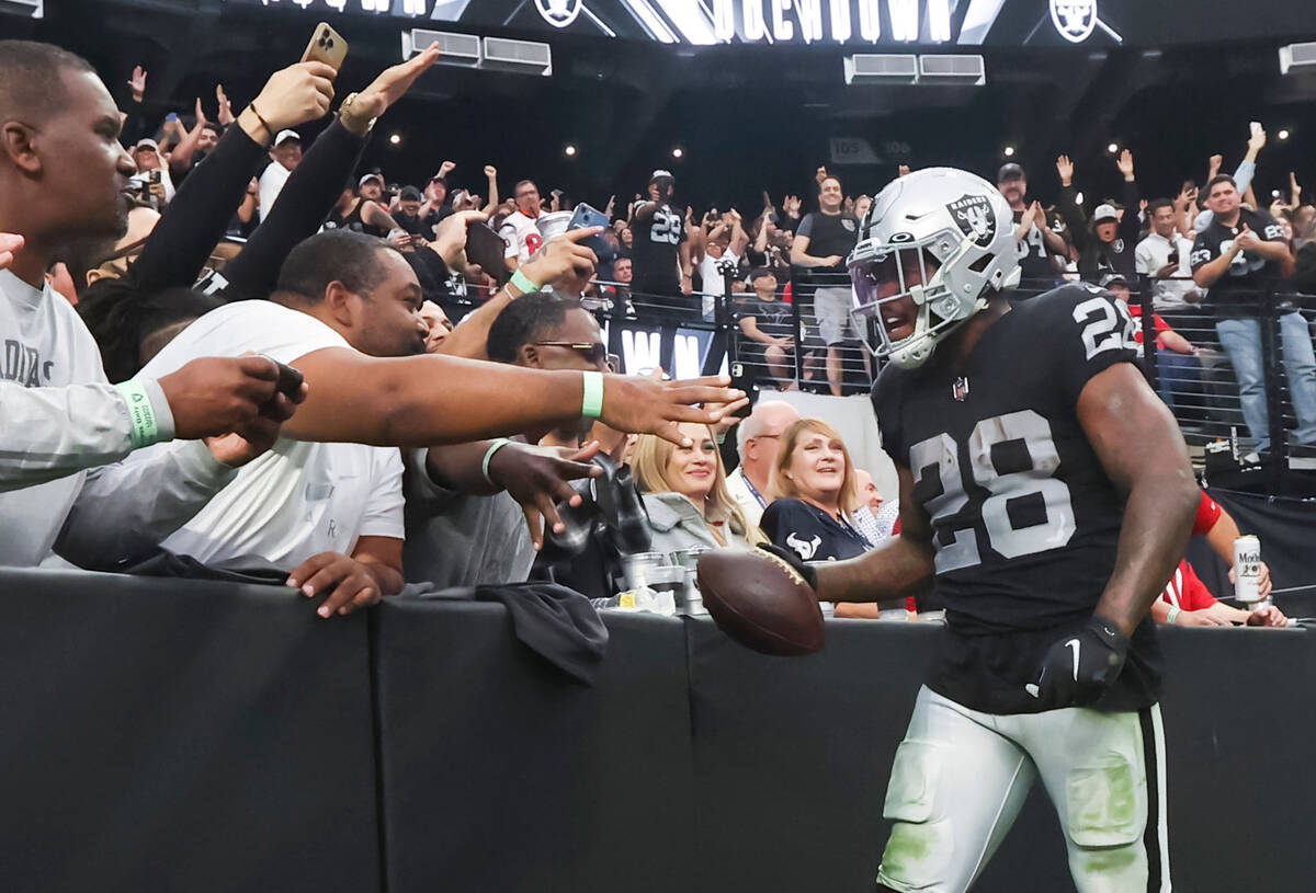 Raiders finish strong, pull away from Houston Texans