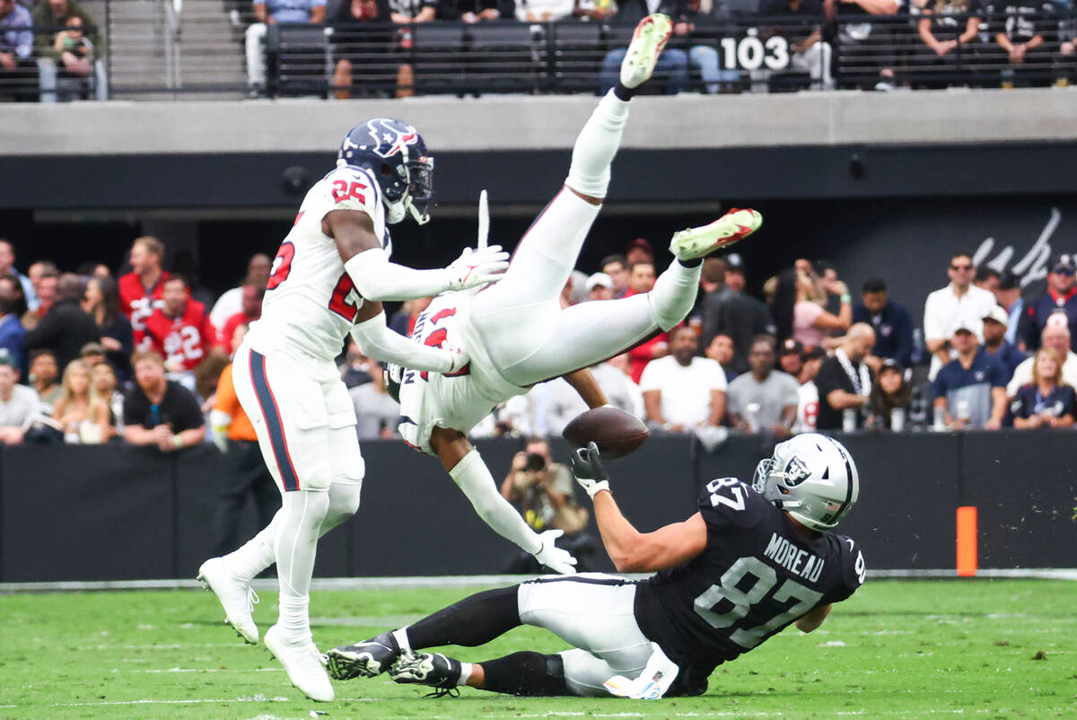Houston Texans cornerback Steven Nelson (21) breaks up a pass intended for Raiders tight end Fo ...