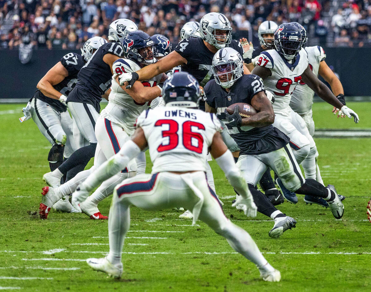 Raiders running back Josh Jacobs (28) cuts across the filed for a touchdown run over Houston Te ...