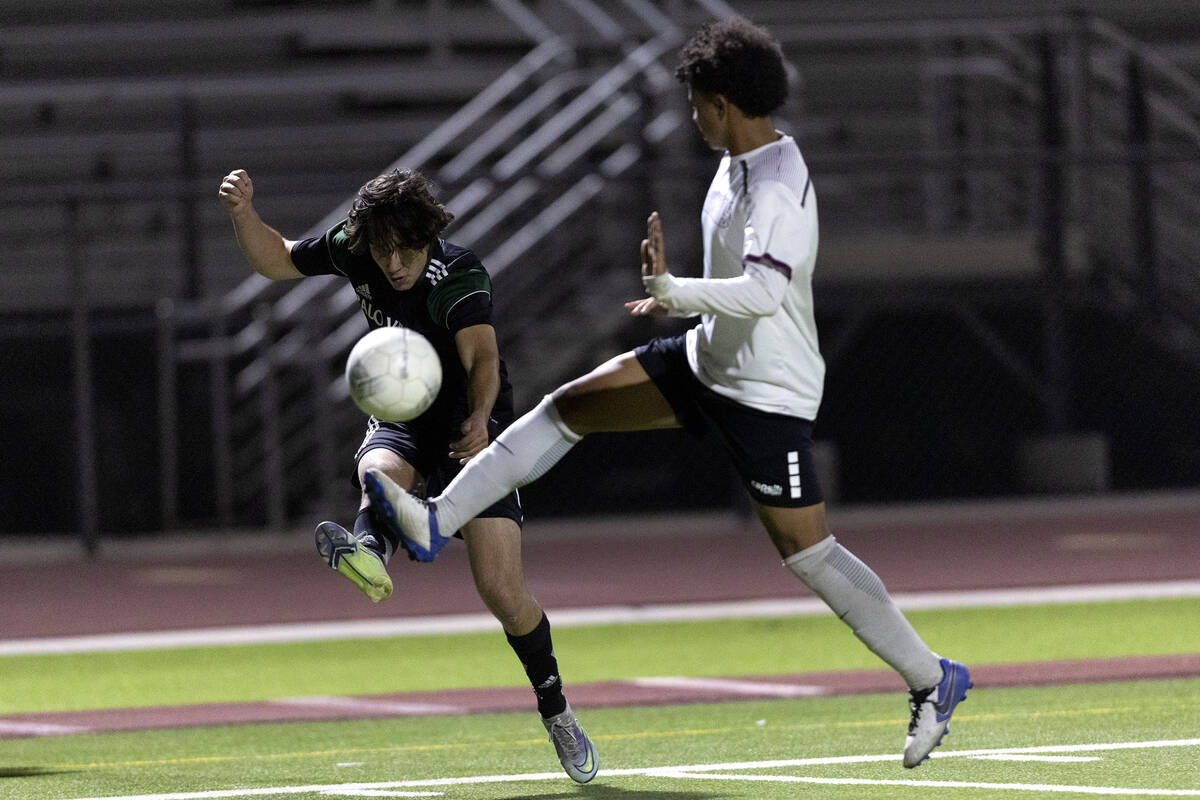 Palo Verde’s Yuval Cohen, left, kicks an attempted goal against Cimarron-Memorial&#x2019 ...