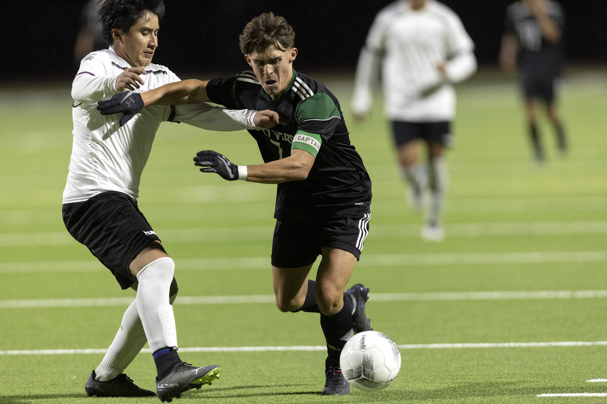 Palo Verde’s Matthew Vogel (7) breaks away for the goal while Cimarron-Memorial’s ...