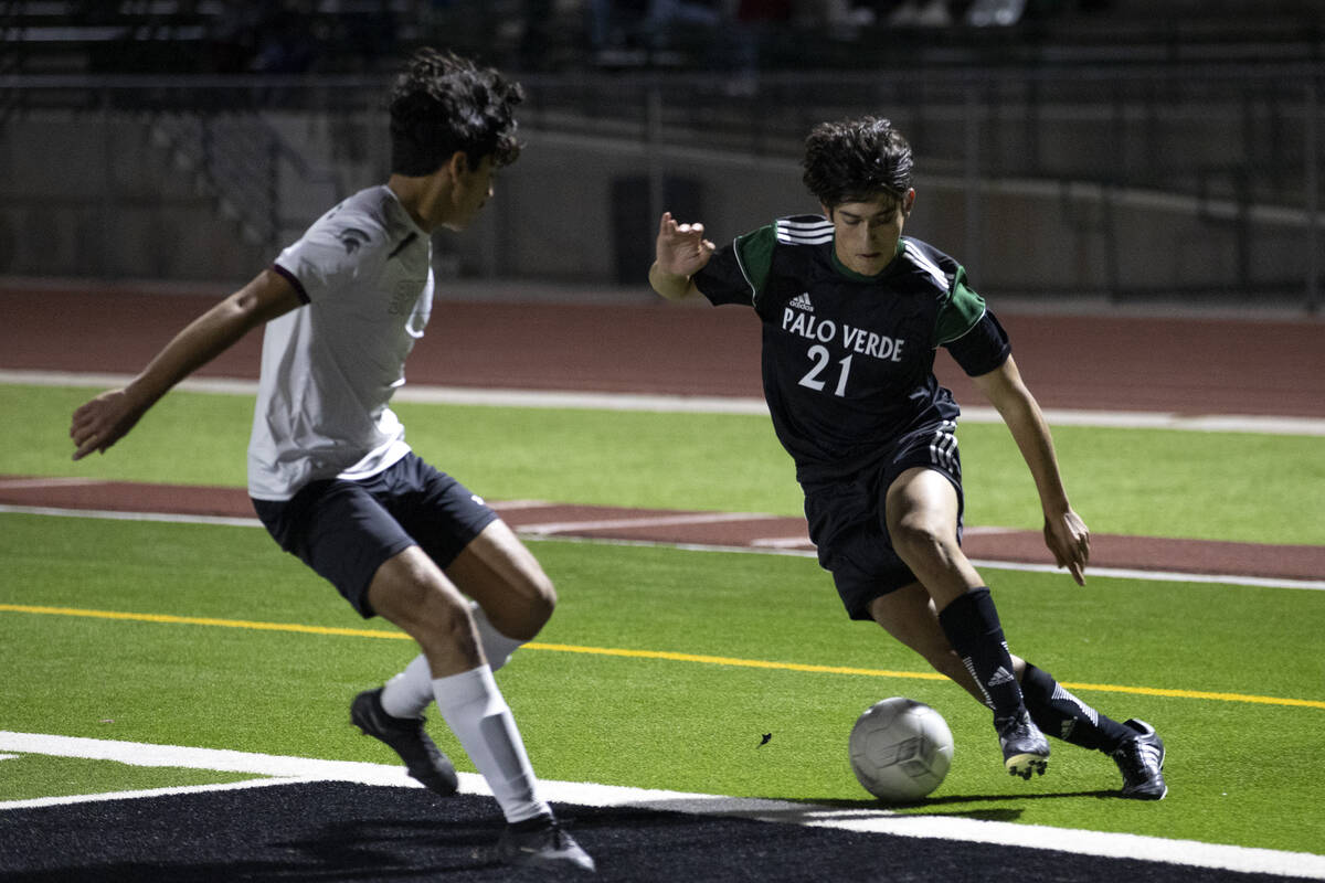 Palo Verde’s Justin Geracci (21) dribbles against Cimarron-Memorial’s Christian O ...