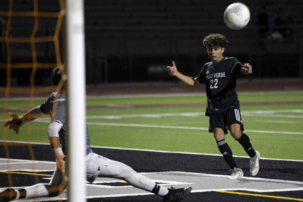 Palo Verde’s Richard Antonucci (22) attempts to score against Cimarron-Memorial’s ...