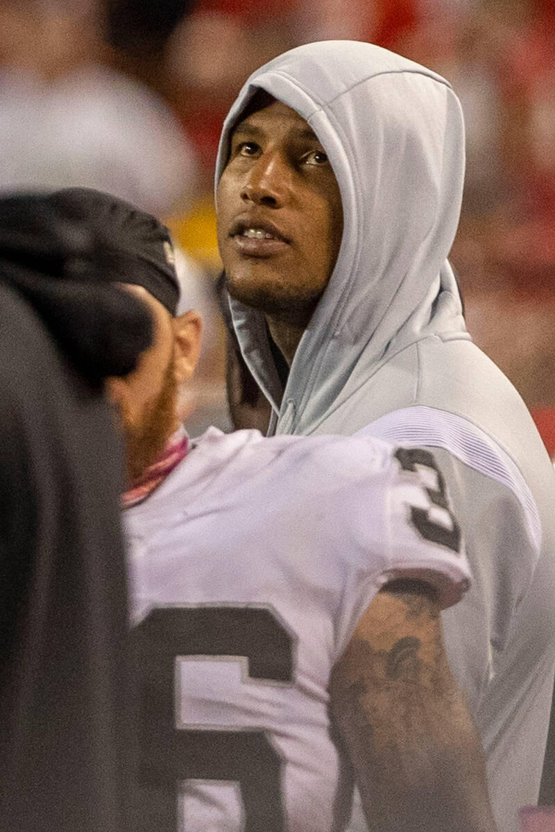 Raiders tight end Darren Waller (83) watches the team against the Kansas City Chiefs during the ...