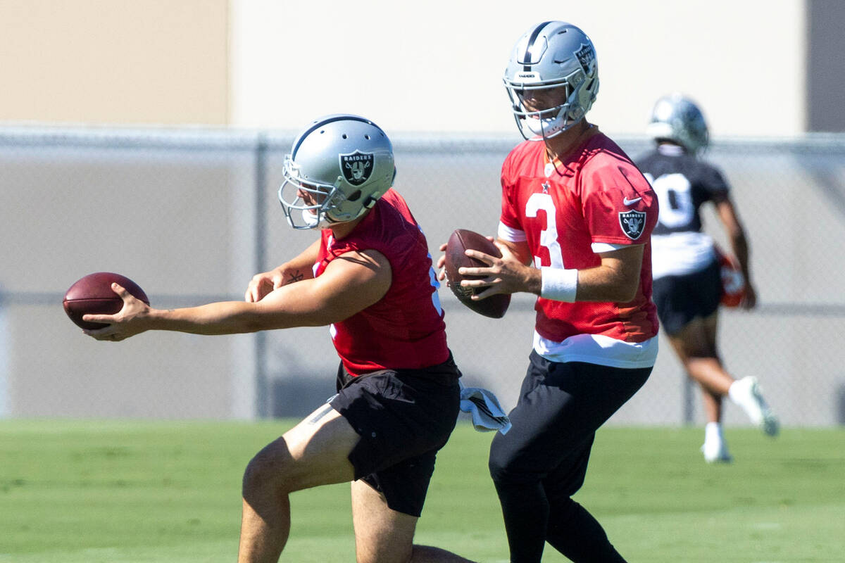 Cedera pendek Derek Carr memberi pengalaman Raiders, Jarrett Stidham
