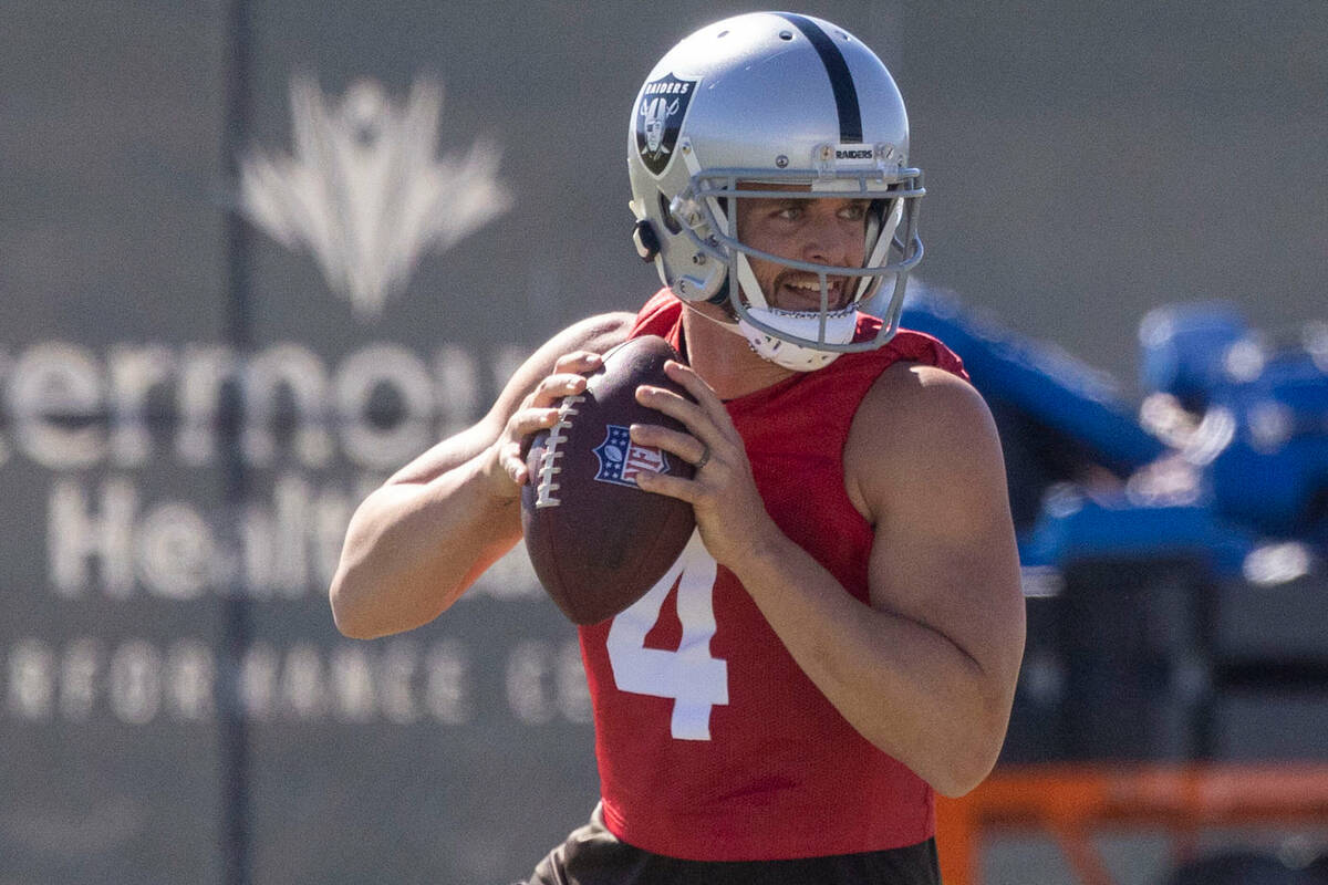 Quarterback Raiders Derek Carr dengan penuh kasih mengingat Dennis Allen