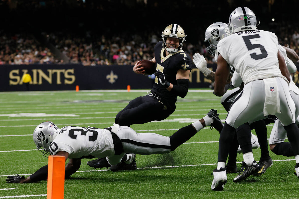 New Orleans Saints tight end Taysom Hill (7) carries the ball during the first half of an NFL f ...