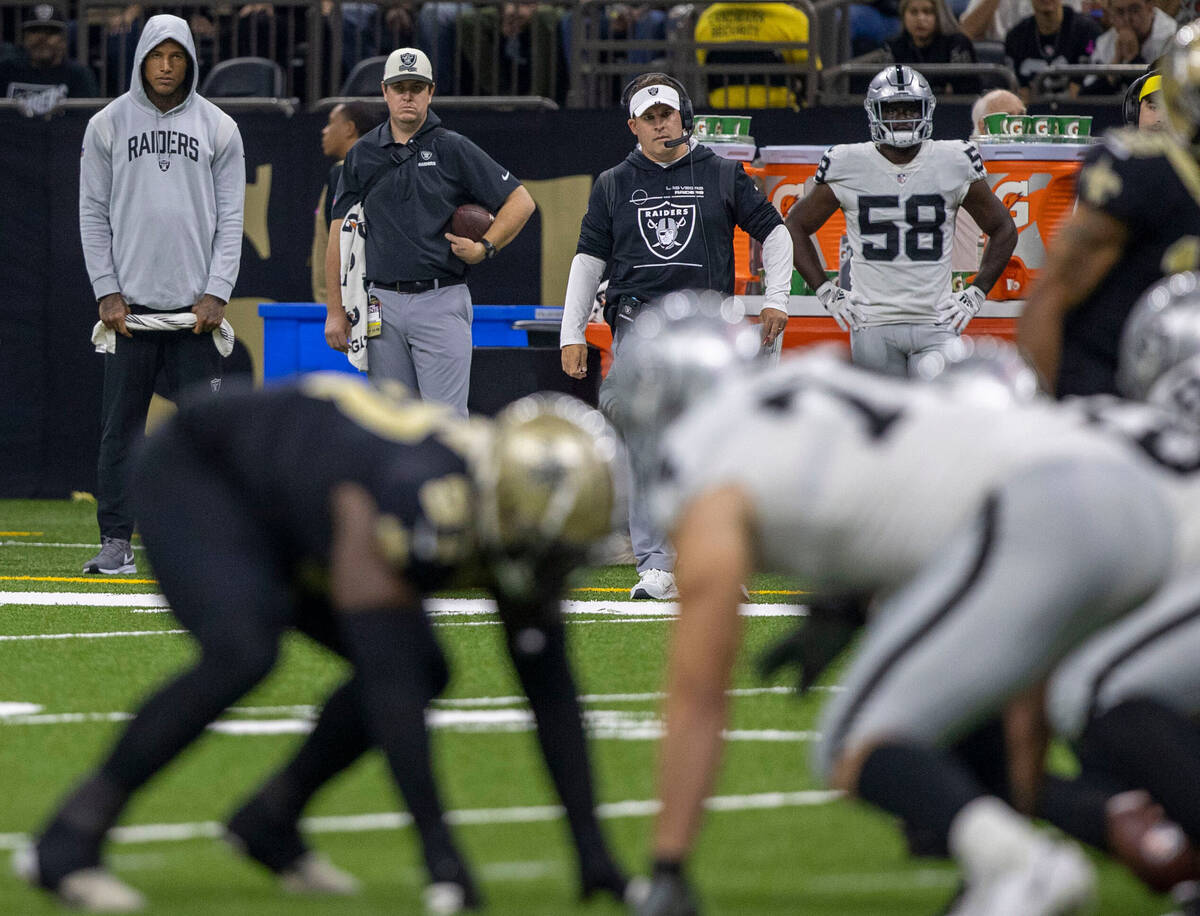 Raiders tight end Darren Waller (83), left, head coach Josh McDaniels, second from right, and R ...