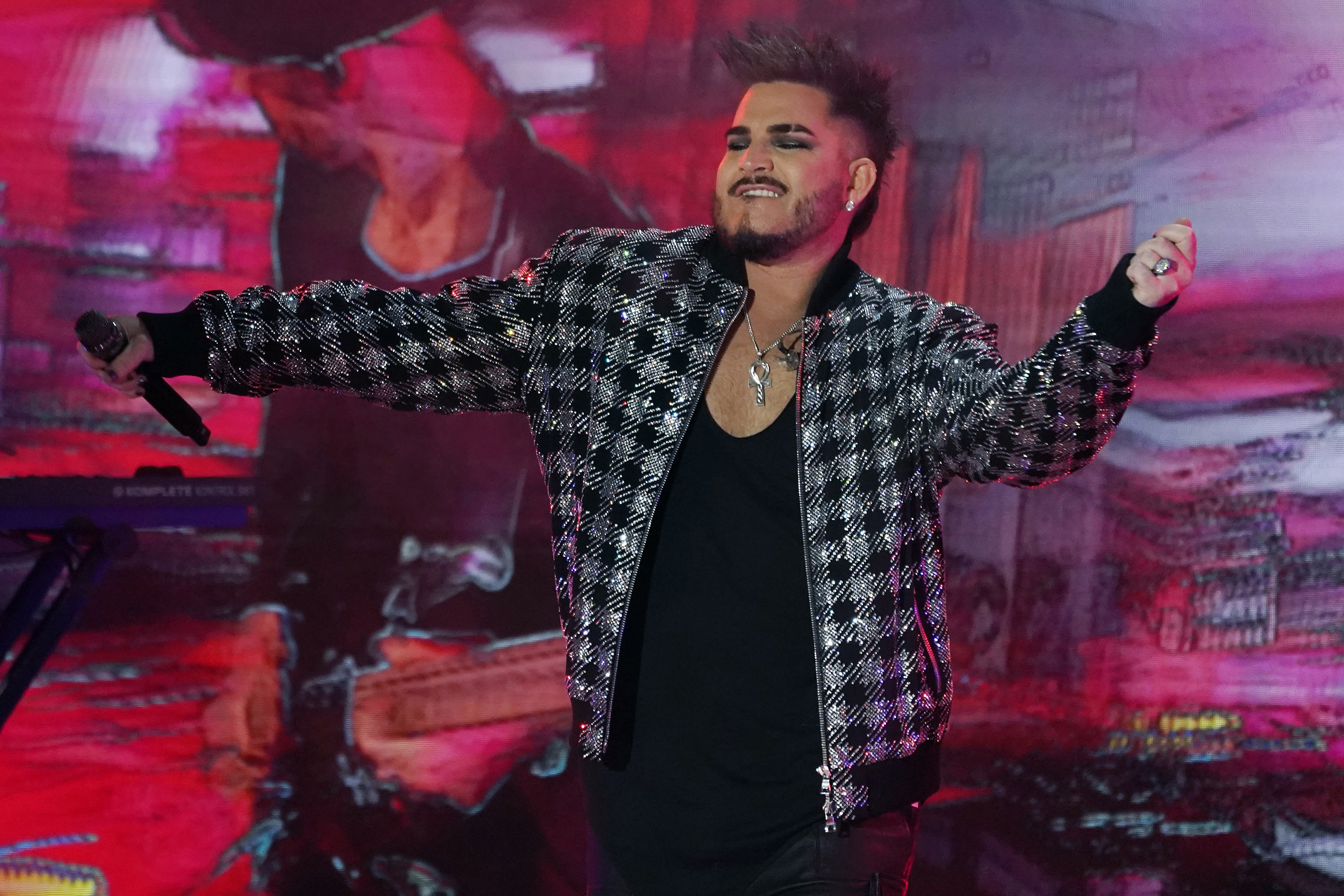 Adam Lambert membawa tur ‘Witch Hunt’ ke Las Vegas Strip